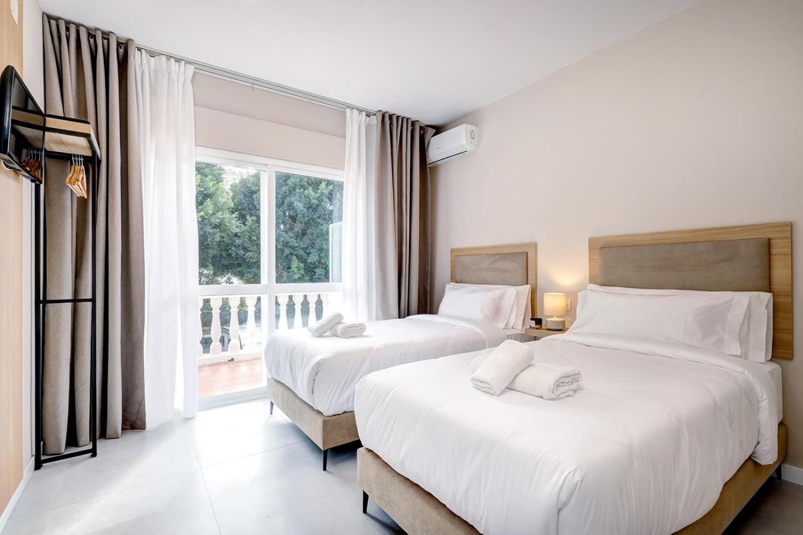 Hostal Puerta Almar Estepona Exterior photo