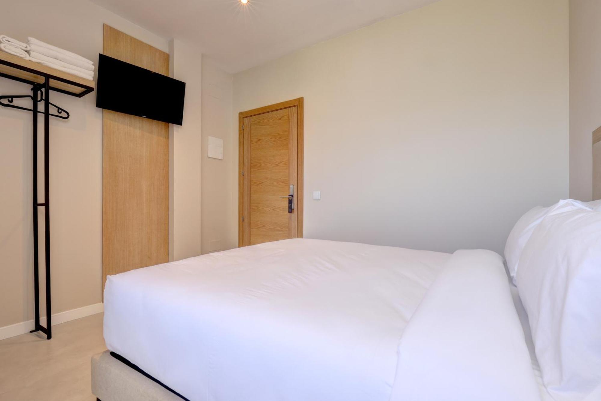 Hostal Puerta Almar Estepona Exterior photo