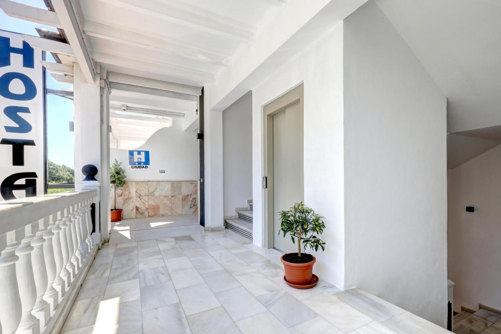Hostal Puerta Almar Estepona Exterior photo